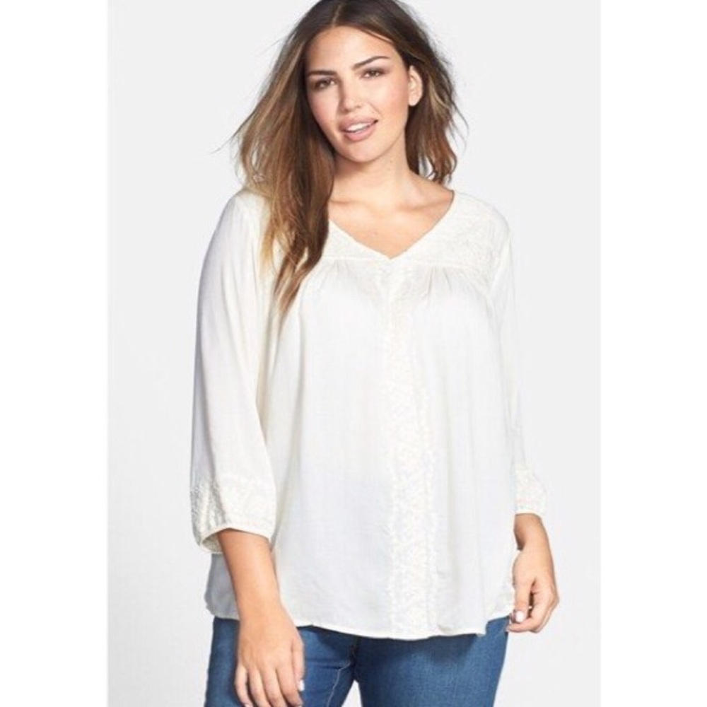 SOLD ❌ Lucky Band 2X Embroidered V-Neck Blouse
